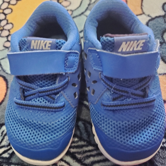 Size 5C Nike Shoes - Picture 1 of 2